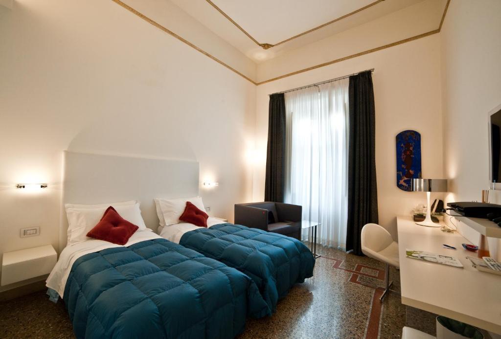 Town House Cavour Panzió Reggio di Calabria Szoba fotó