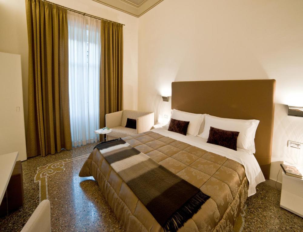 Town House Cavour Panzió Reggio di Calabria Szoba fotó