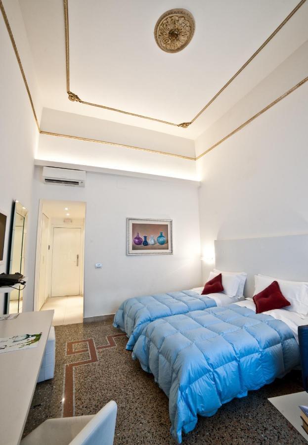Town House Cavour Panzió Reggio di Calabria Szoba fotó
